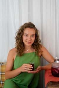 Lucyna Grabowska - Kiedy pojawiły się napady uzależnienia od toalety po porodzie, natychmiast kupiłam sobie całą masę produktów. Minimalnie pomagały. Rzadziej biegłam do toalety w mały sposób. Ale wkrótce się pogorszyło, zaczęłam odczuwać skutki uboczne tych produktów. Przestraszyłam się, przestałam je brać i znowu zaczęłam często biegać do toalety. Moja przyjaciółka z dzieciństwa przyjechała odwiedzić i spędziliśmy cały…